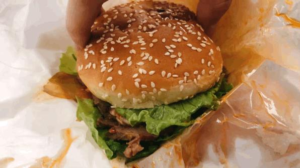 已实测！成都人吃了26年的廖记棒棒鸡开卖中式汉堡！10多块钱居然能买正版漫威...这一波跨界骚操作你打几分？