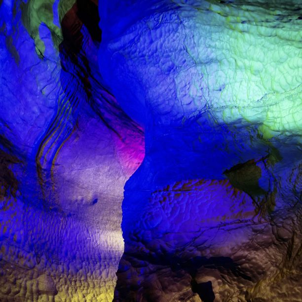 这里好好耍~周末到药王谷玩大人的摇摇船、玻璃水滑道、高空情侣桥、爱的丛林飞越……