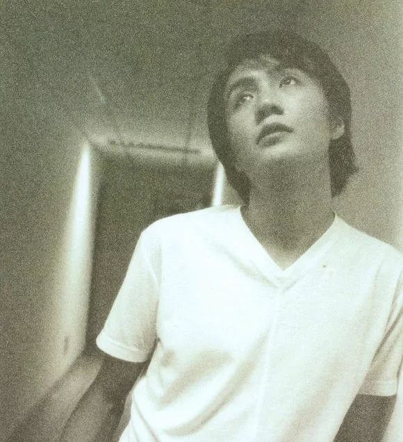 为什么朴树这么火,为什么朴树弹吉他左手不动