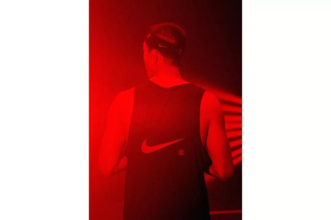nike联名侃爷,nike侃爷红色椰子限量版穿法