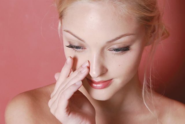 妆前乳跟隔离霜的区别,妆前乳和隔离霜的区别哪个先用