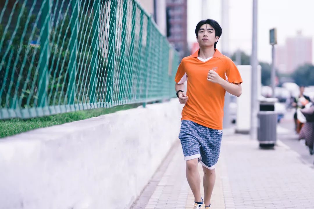 台湾变态黑发明把“水渠”造进衣服里！大水1秒排干，不湿身