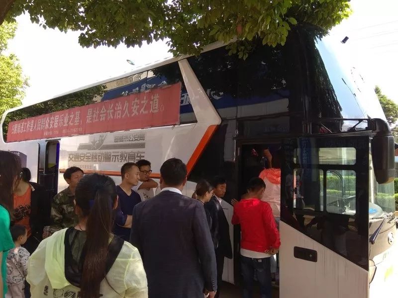 交警积极开展轻微交通事故处置,交警全力压降事故