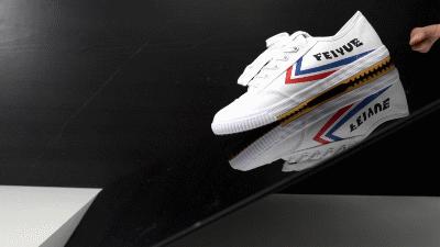 中国60年前造了双小白鞋，法国人一夜“偷走”赚翻了！今天它潮回来了