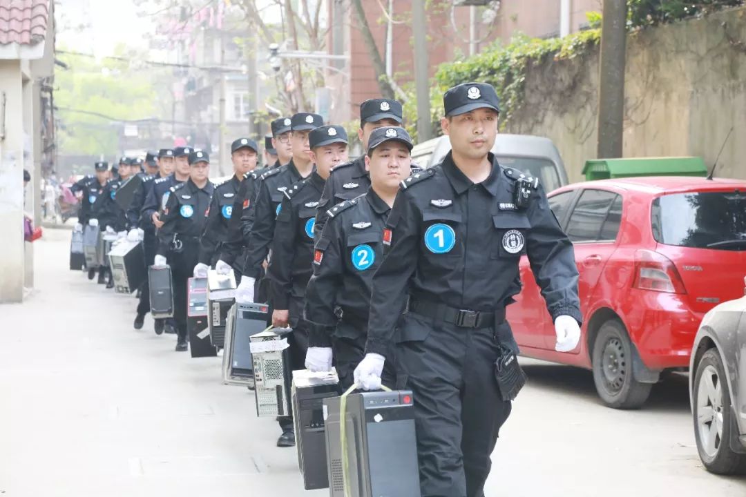 1999年生的他,编写聊天“话术”剧本专挑“宝妈”微商下手|