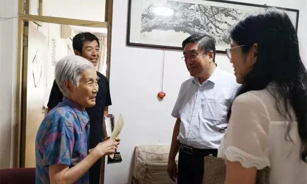 不忘初心牢记使命慰问老干部,不忘初心牢记使命看望老红军