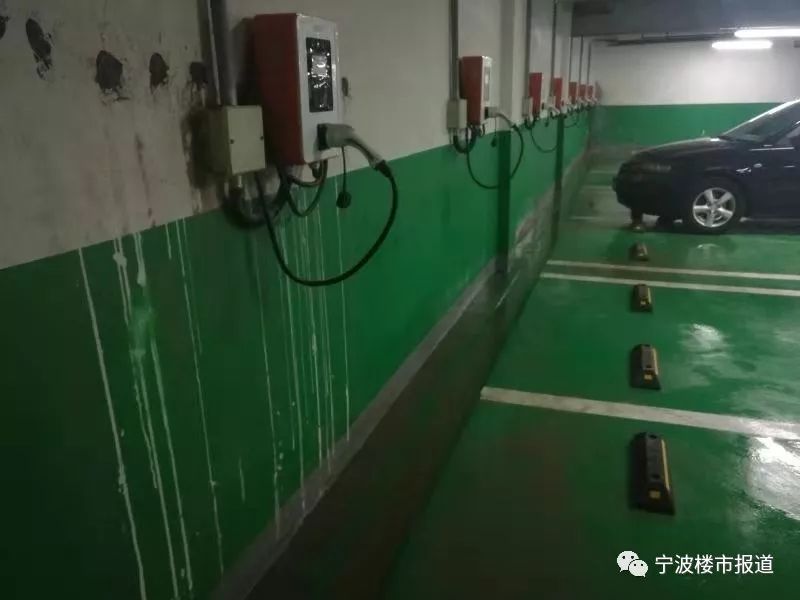 又是这家开发商!才交付两个多月的小区,地下室看着比老小区的还吓人