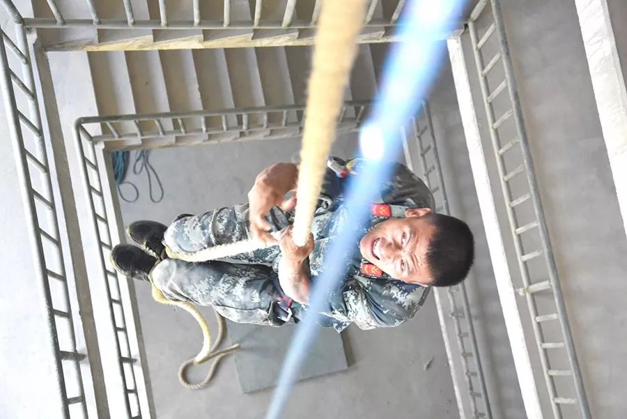 从这双手，带你走近一个有血性的特战队员