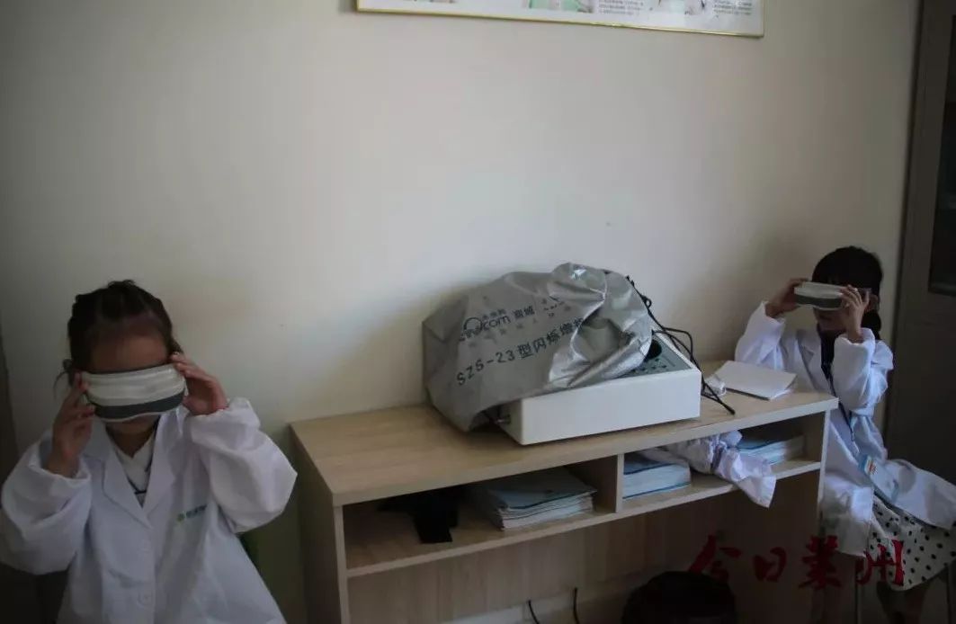 昨天，莱州这家视力中心挤进了一群“眼科医生”……