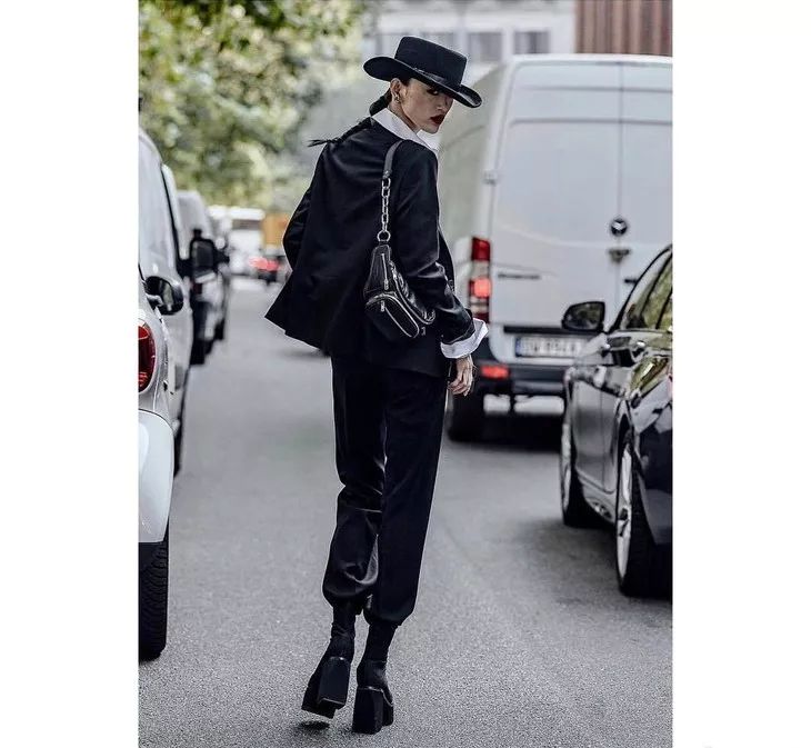 比起穿黑婚纱结婚，她们还可以更酷