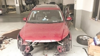 车刚保养完电瓶出问题了,车刚维修了还要保养吗