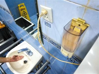 两家三甲医院：厕所现烟头清洁疑作假