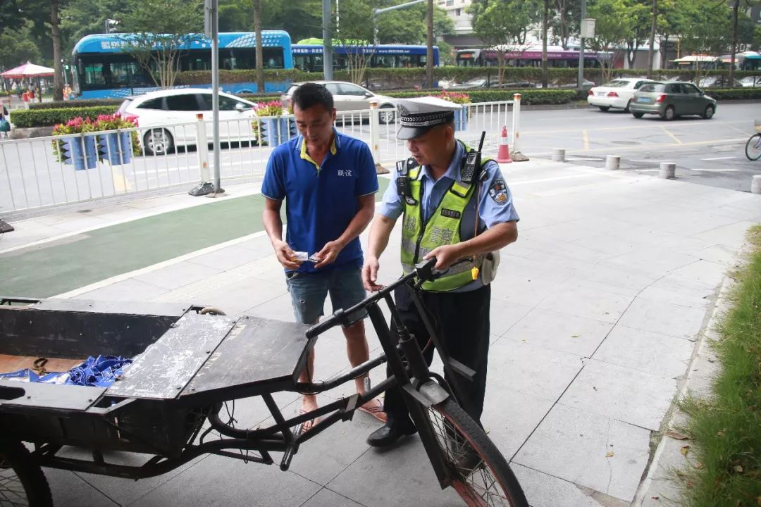 交警查电动车超载搞笑视频,佛山禅城交警查超载最新消息