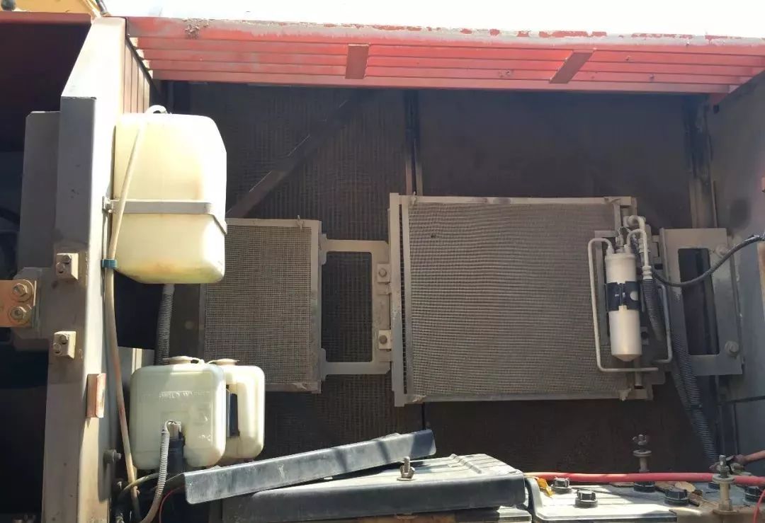 挖掘机水箱怎么清洗,维修师傅挖机清洗水箱