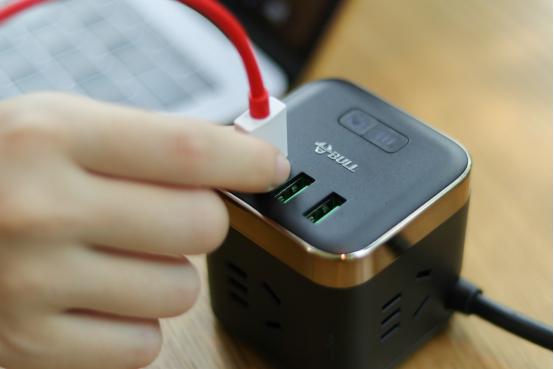 插座玩出新花样公牛魔方usb插座,公牛魔方插座多功能转换插头