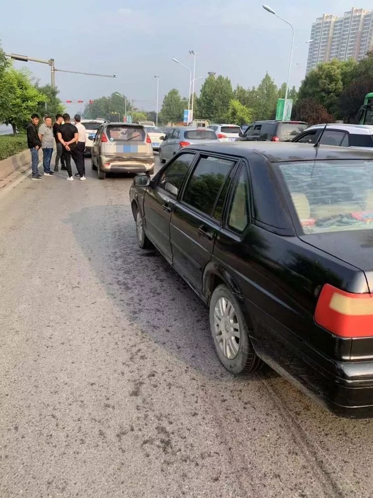 清晨，栾城多辆汽车“相拥”为哪般？