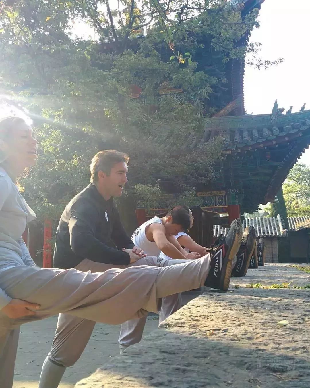 中国60年前造了双小白鞋，法国人一夜“偷走”赚翻了！今天它潮回来了