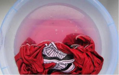 遇到掉色的衣物怎么办,真丝衣服褪色怎么恢复小妙招