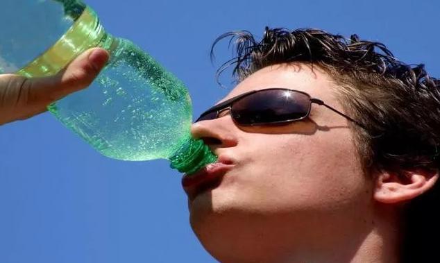 32岁男子突发心梗一个月以后离世,27岁男子突发心梗