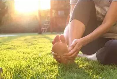 「养生堂」“刮”走恼人的脚底“颗粒”