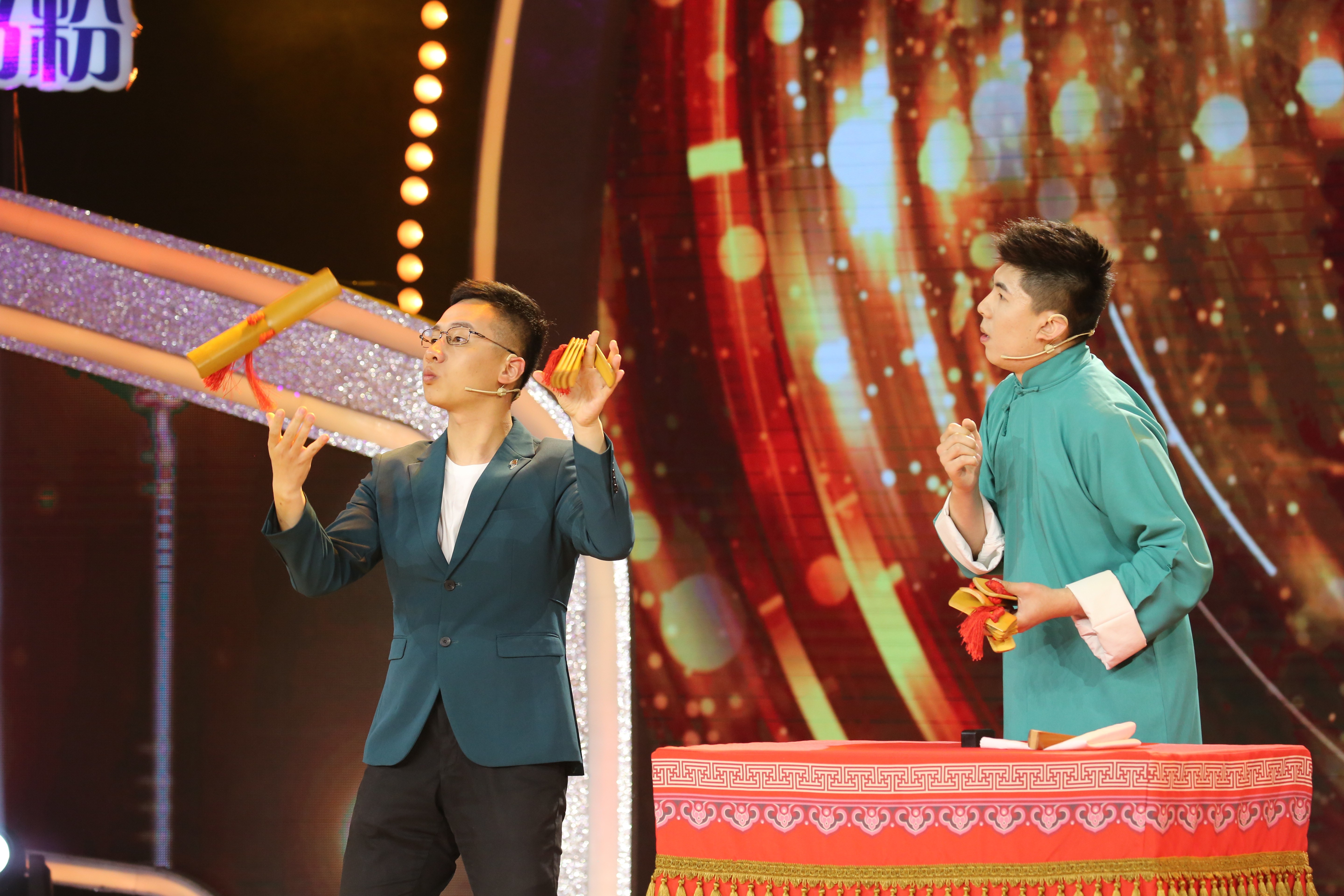 一人分饰多角”腹语相声演绎相亲大会铁岭艺术团重返笑傲舞台