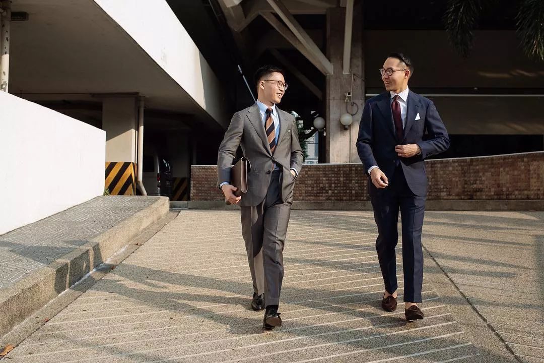 没机会参与严肃社交的男人，当然不会在乎自己的包是否体面｜基本款