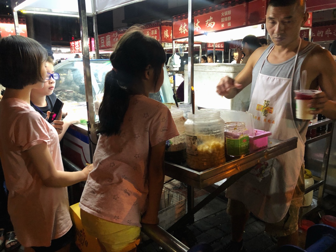 夜太美，尽管再催肥，总有人围着小摊排着队