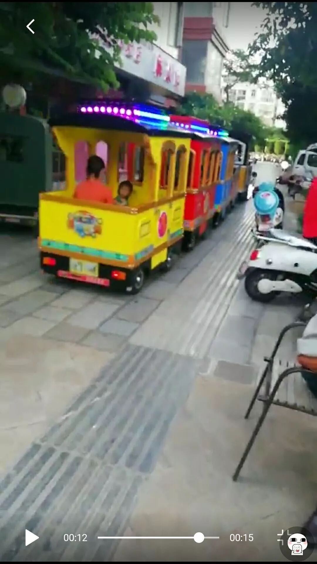 火车开在人行道？大井这里有跟管子要断了！万联茗景、银河小区不动产证等6个答复来了…