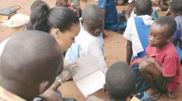 恭喜被乐坛“除名”的蕾哈娜，靠着“微商”喜提4亿