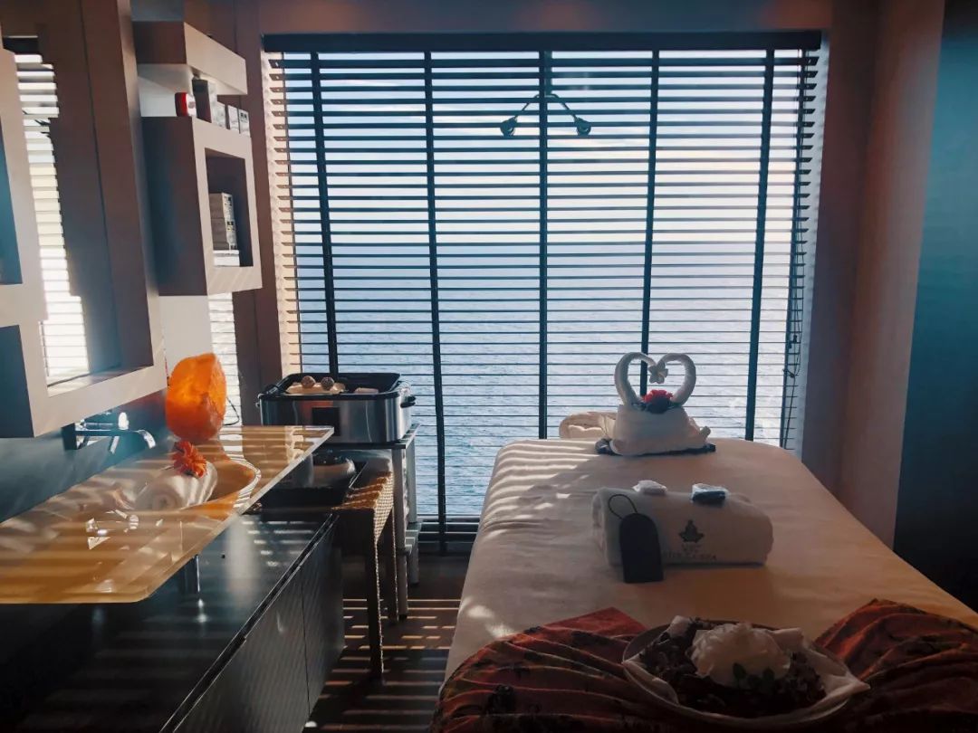 镶嵌47400颗水晶的楼梯花2千万登上这艘船的20万人都来打卡拍照