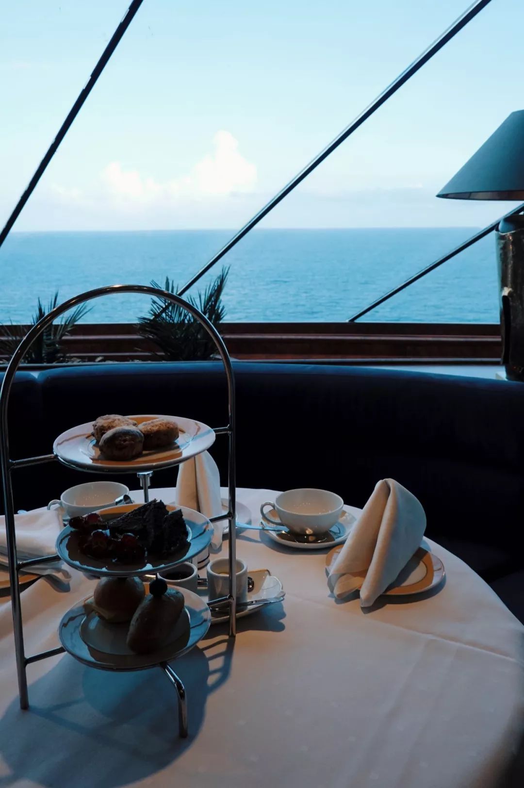 镶嵌47400颗水晶的楼梯花2千万登上这艘船的20万人都来打卡拍照