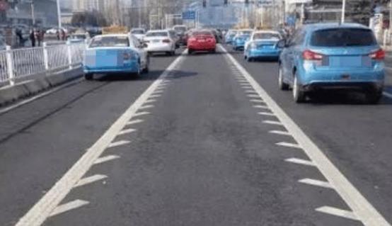 开车看到带锯齿的车道一定要小心,新手路上遇到锯齿车道