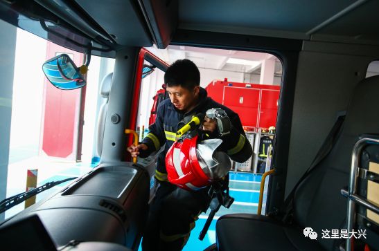 大兴机场帅气值机小哥哥,北京机场小哥哥