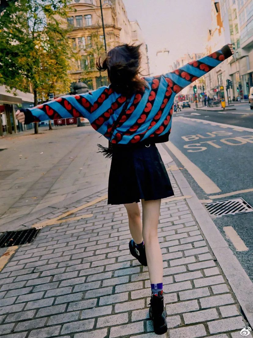 杨幂同款卷边袜,杨幂波点袜时尚大片