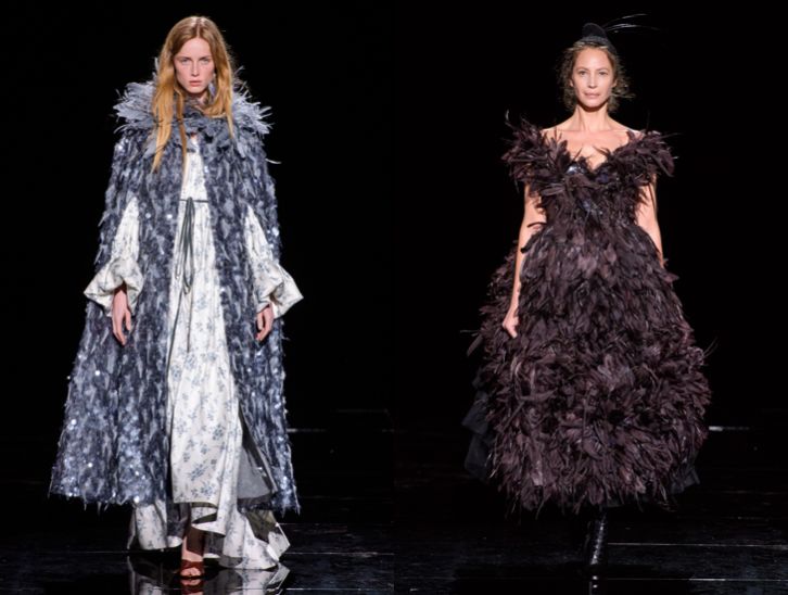 轻盈的羽毛飘落,轻盈柔软的羽毛