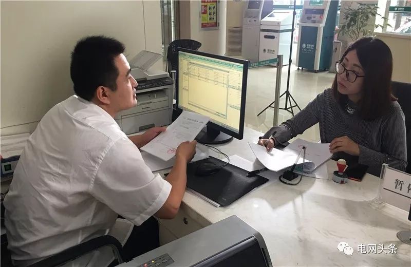 老人攥着一张小纸条，一见供电员工就塞进他手里…