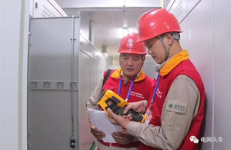 老人攥着一张小纸条，一见供电员工就塞进他手里…