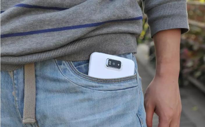 手机朝上朝下有什么区别,手机不用时应该正着放还是反着放