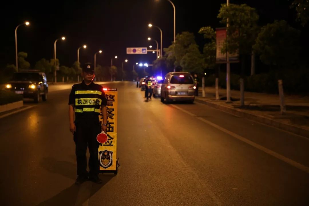 一群警察去ktv嗨翻全场,百名警察冲进ktv