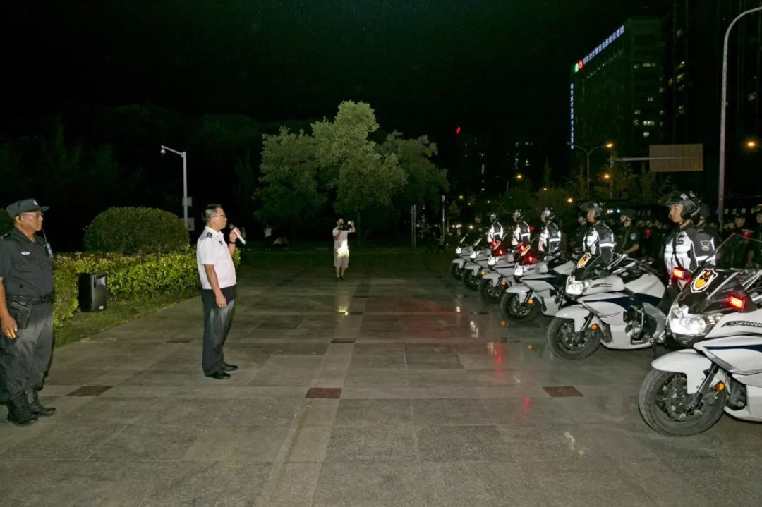 一群警察去ktv嗨翻全场,百名警察冲进ktv