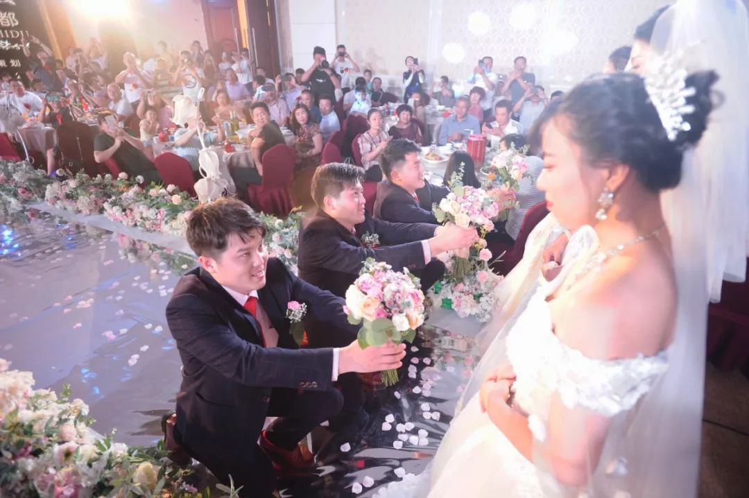 【社会新闻】缘分呢！山东“最牛三胞胎”兄弟同时结婚！高考曾考出“连号”分上同一名牌大学！