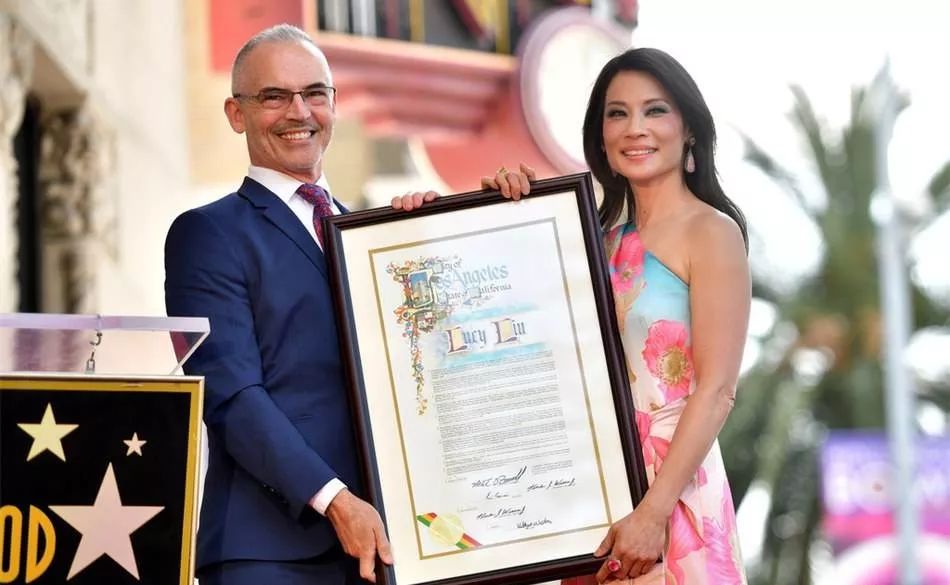 她是好莱坞最红华裔女星，50岁自导自演9.3高分剧