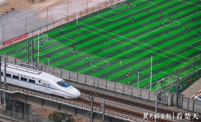 昔日违建之地，今变绿茵茵足球场对市民开放