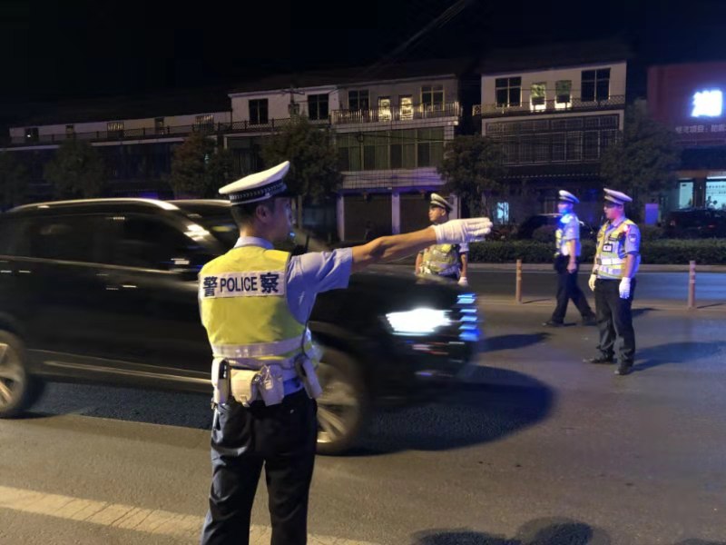 男子遇交警检查强行冲卡掉入悬崖,汨罗男子醉酒冲关撞伤辅警