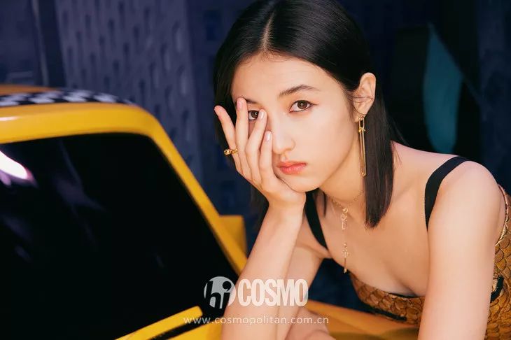 泫雅争议,泫雅掀短袖引起争议