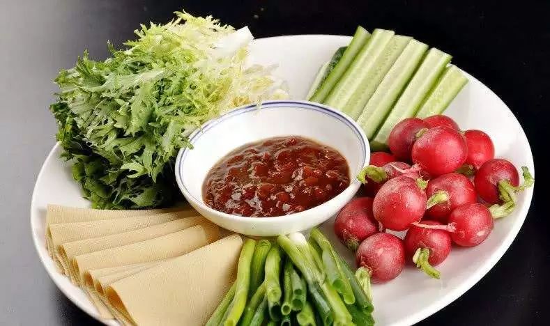 八九十年代的东北农村,家家户户门前的那口酱缸,几乎包揽了整年的餐桌风味