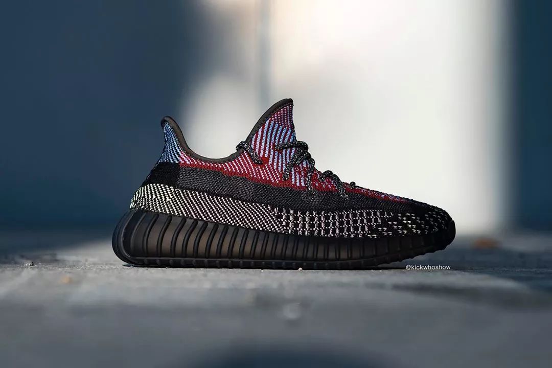 yeezy350黑红搭配,yeezy350v2荧光绿非反光评测