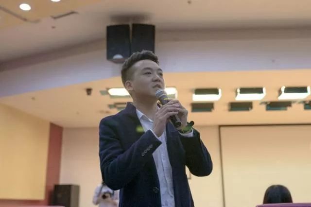 从童年时的“偷书贼”,到组织捐赠1488间图书室,公益如何改变一个人?