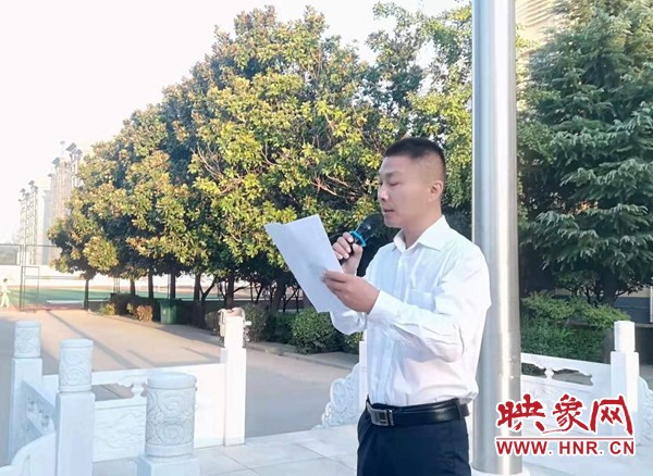 鹿邑老君台中学举行“升*旗国**唱*歌国**向*旗国**敬礼”主题升旗仪式