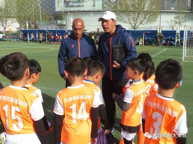 外教来到实验小学，老米眼中的校园足球是什么样的？